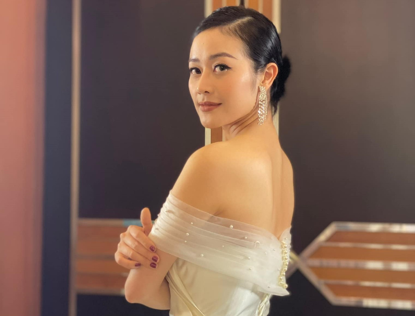 Mẫu 9x Joy Corrigan diện phong cách không nội y, trễ nải hớ hênh trên phố ảnh 14