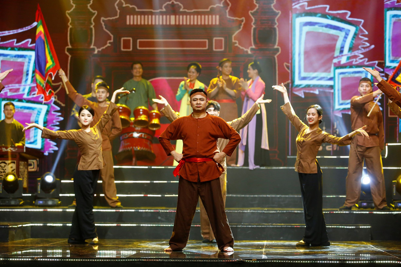 Chương trình đậm màu truyền thống Nhà báo Lại Văn Sâm bất ngờ hoá hề chèo trong ‘12 con giáp’ ảnh 2