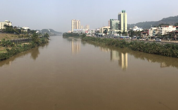 Nước sông Hồng chuyển màu trong xanh ảnh 2