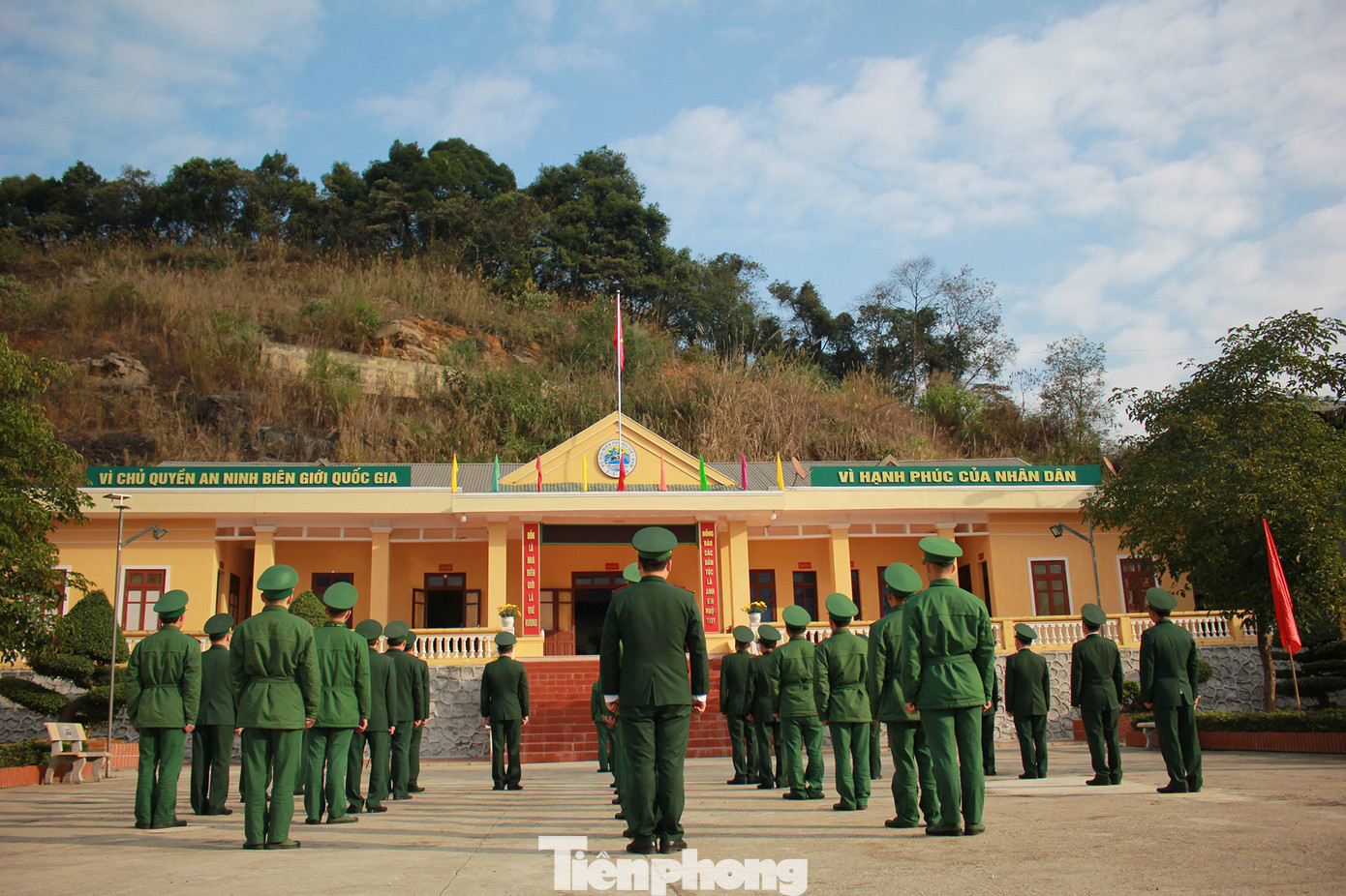 Lễ 'Chào cờ chủ quyền' thiêng liêng ngày đầu năm mới ở nơi biên thùy ảnh 11