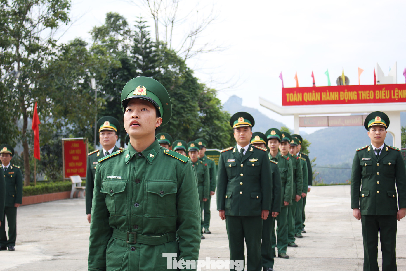 Lễ 'Chào cờ chủ quyền' thiêng liêng ngày đầu năm mới ở nơi biên thùy ảnh 6