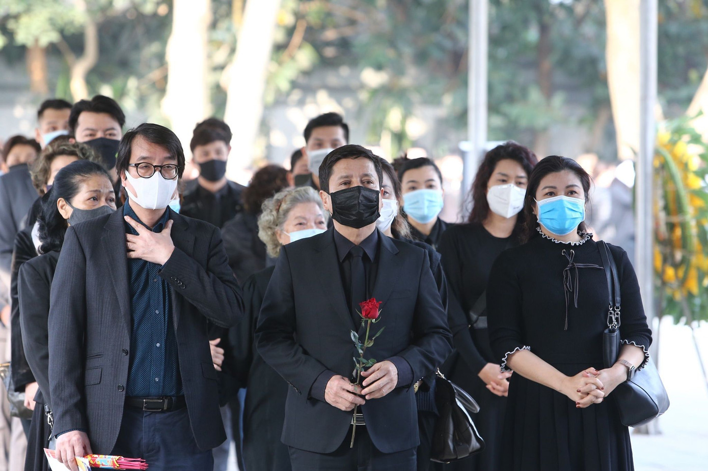 Nghệ sĩ đau buồn lặng đi trong lễ tang NSND Hoàng Dũng ảnh 10