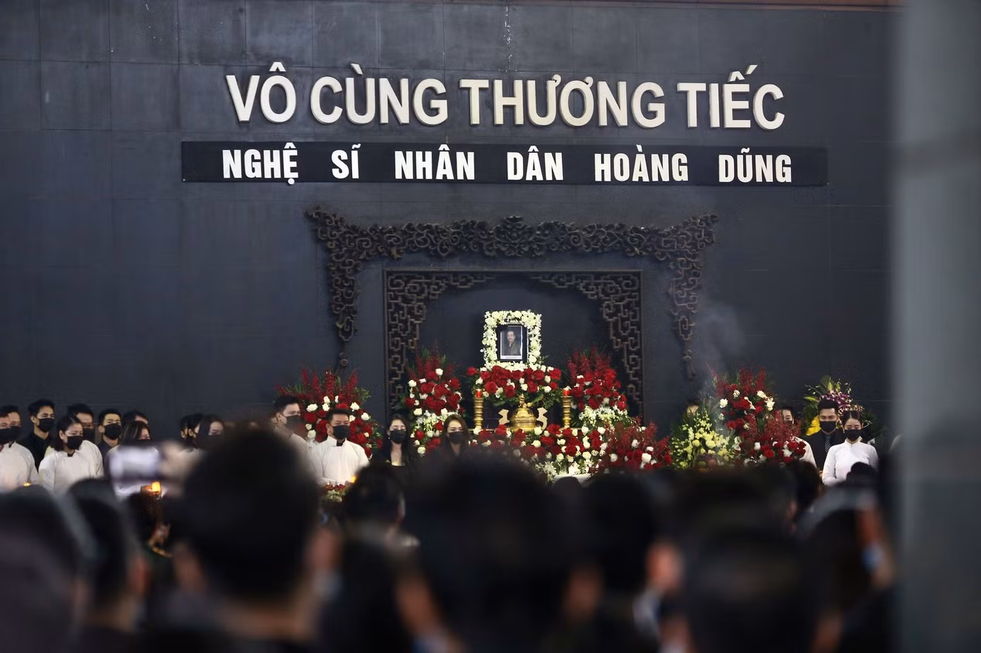 Nghệ sĩ đau buồn lặng đi trong lễ tang NSND Hoàng Dũng ảnh 1