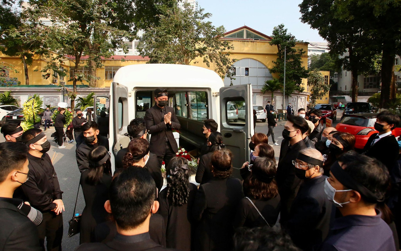 Nghệ sĩ đau buồn lặng đi trong lễ tang NSND Hoàng Dũng ảnh 17