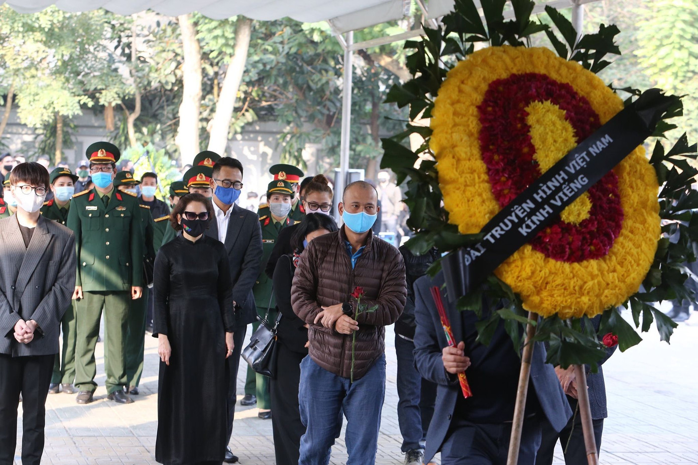 Nghệ sĩ đau buồn lặng đi trong lễ tang NSND Hoàng Dũng ảnh 6