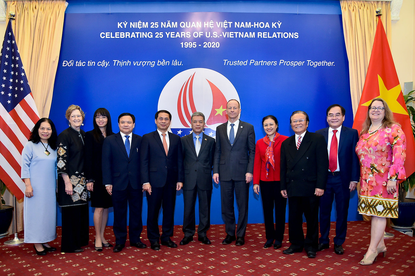 Thăm Việt Nam, Trợ lý Ngoại trưởng Mỹ khẳng định chủ trương về biển Đông ảnh 1