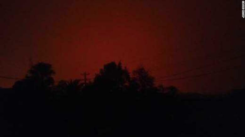 Hàng ngàn dân Úc mắc kẹt ở bãi biển vì cháy rừng ảnh 1