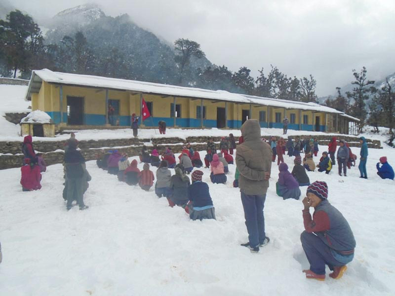 Tuyết rơi không ngừng, học sinh vẫn ngồi học giữa trời ảnh 2