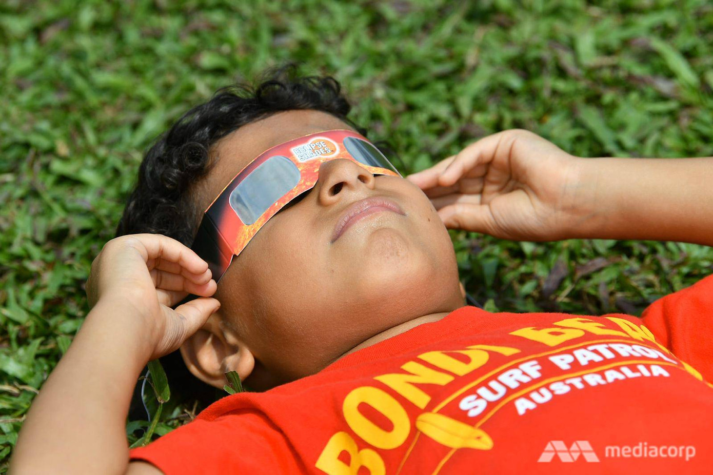 Người dân khắp thế giới hào hứng xem nhật thực hình khuyên ảnh 5