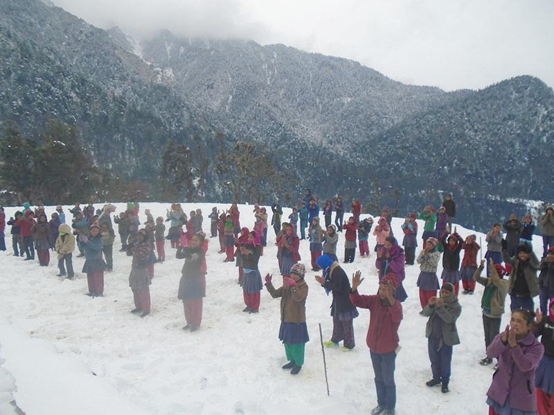 Tuyết rơi không ngừng, học sinh vẫn ngồi học giữa trời ảnh 1