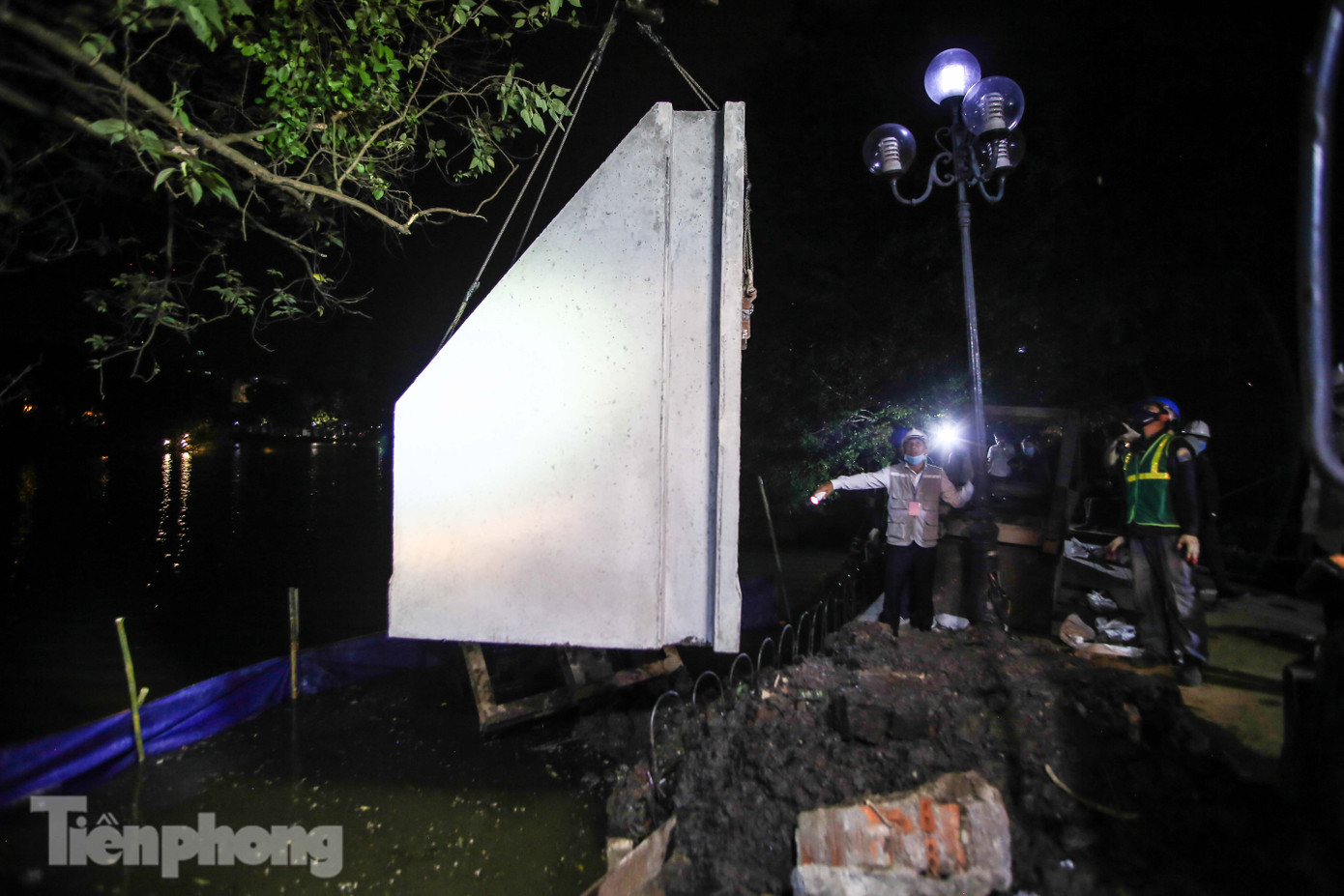 Xuyên đêm cải tạo bờ kè Hồ Gươm bằng khối bê tông cốt sợi đúc sẵn ảnh 12