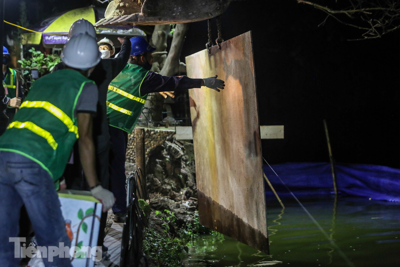 Xuyên đêm cải tạo bờ kè Hồ Gươm bằng khối bê tông cốt sợi đúc sẵn ảnh 7
