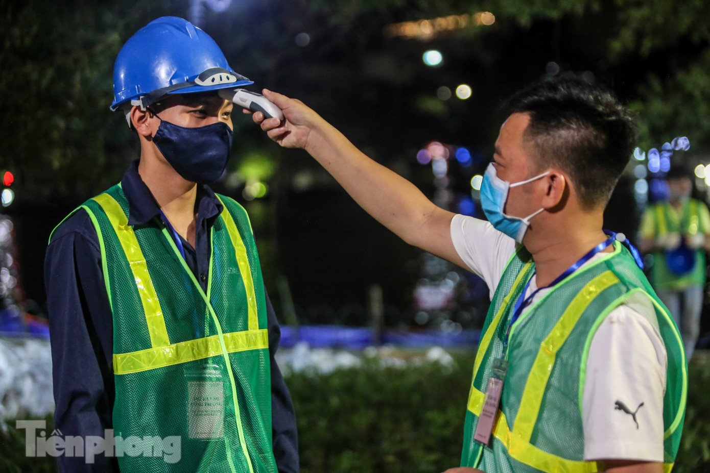 Xuyên đêm cải tạo bờ kè Hồ Gươm bằng khối bê tông cốt sợi đúc sẵn ảnh 1