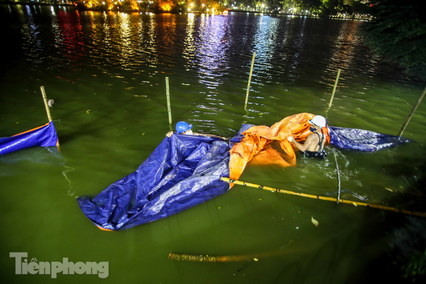 Xuyên đêm cải tạo bờ kè Hồ Gươm bằng khối bê tông cốt sợi đúc sẵn ảnh 2