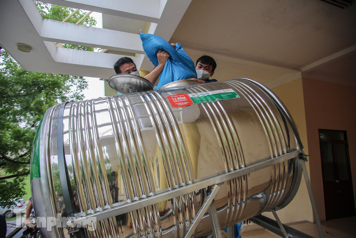 Cây 'ATM gạo' miễn phí cho người nghèo đầu tiên tại Hà Nội ảnh 16