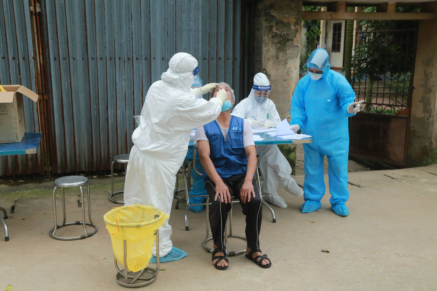 Hạ Lôi xịt khử trùng từng mớ rau, con gà ngày cách ly ảnh 17