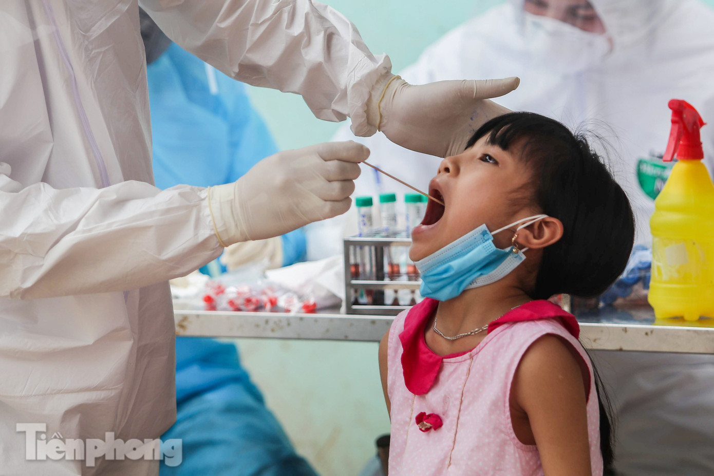 Xét nghiệm cho hơn 1.300 người liên quan đến bệnh nhân 266 ở Thường Tín ảnh 8