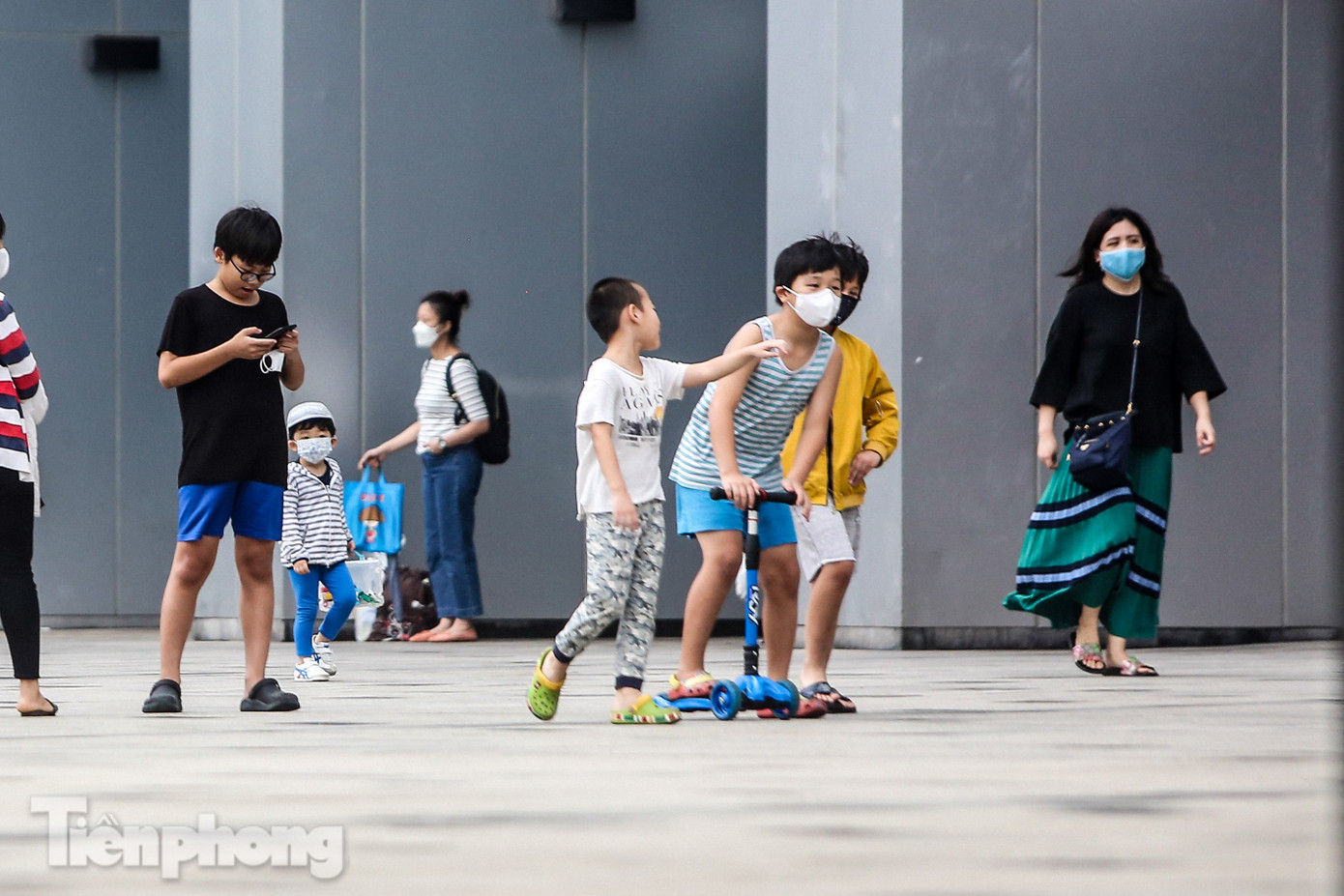 Khu người Hàn ở Hà Nội đông người chơi, tập thể dục bất chấp 'cách ly toàn xã hội' ảnh 3