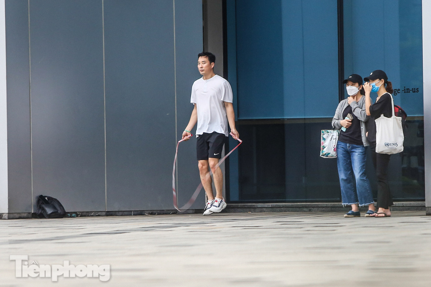 Khu người Hàn ở Hà Nội đông người chơi, tập thể dục bất chấp 'cách ly toàn xã hội' ảnh 7