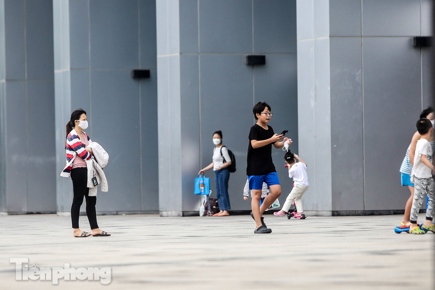 Khu người Hàn ở Hà Nội đông người chơi, tập thể dục bất chấp 'cách ly toàn xã hội' ảnh 6