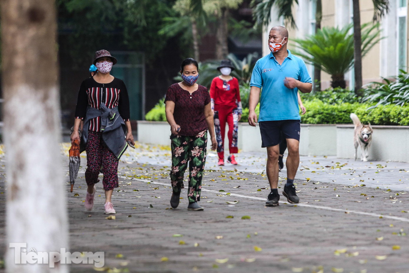 Khu người Hàn ở Hà Nội đông người chơi, tập thể dục bất chấp 'cách ly toàn xã hội' ảnh 11