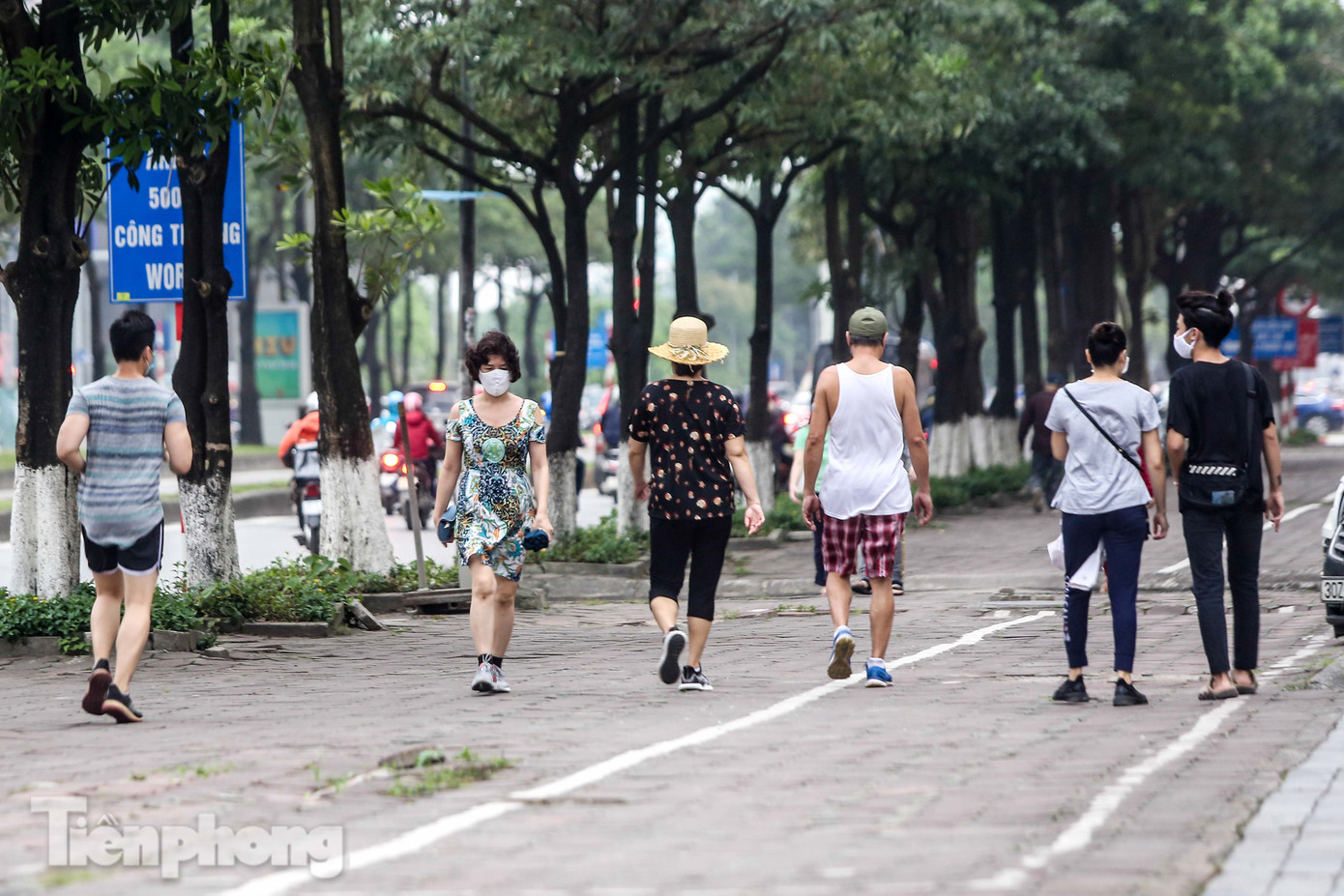 Khu người Hàn ở Hà Nội đông người chơi, tập thể dục bất chấp 'cách ly toàn xã hội' ảnh 10