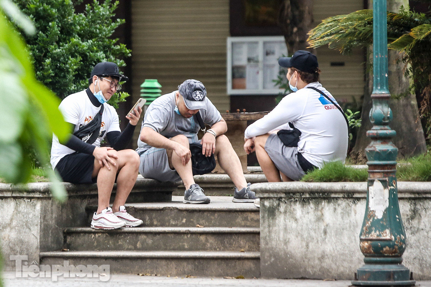 Khu người Hàn ở Hà Nội đông người chơi, tập thể dục bất chấp 'cách ly toàn xã hội' ảnh 13