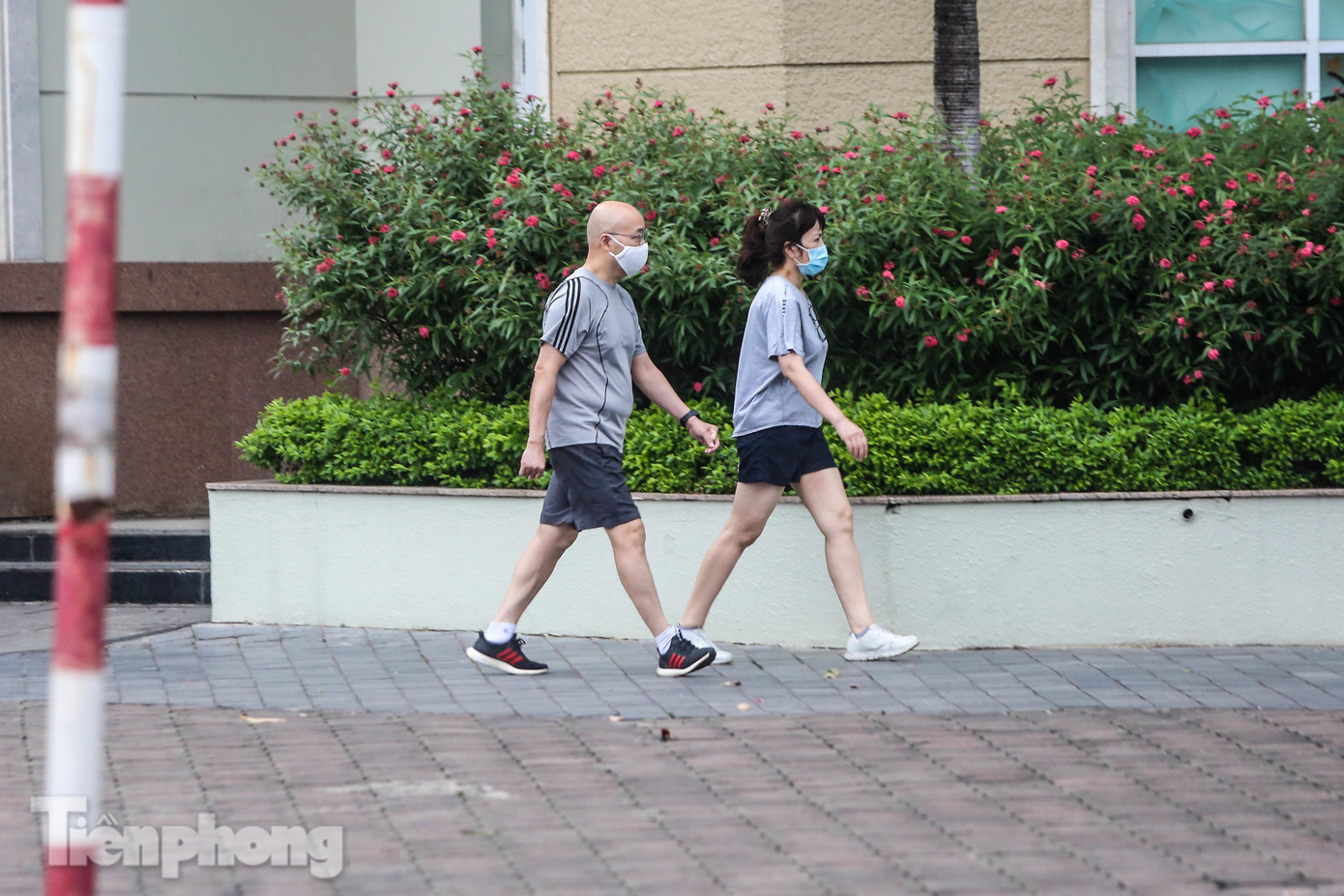 Khu người Hàn ở Hà Nội đông người chơi, tập thể dục bất chấp 'cách ly toàn xã hội' ảnh 12