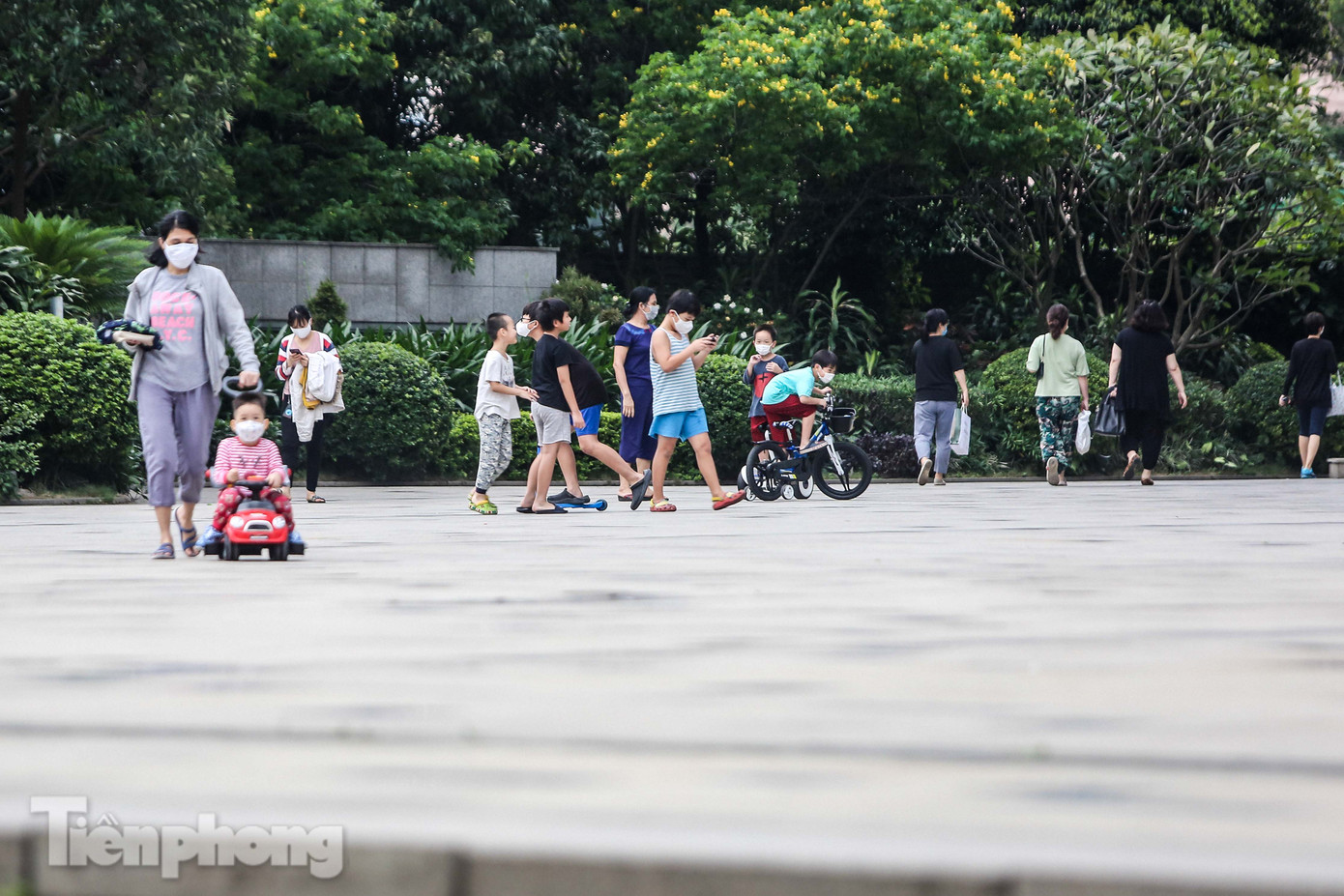 Khu người Hàn ở Hà Nội đông người chơi, tập thể dục bất chấp 'cách ly toàn xã hội' ảnh 1