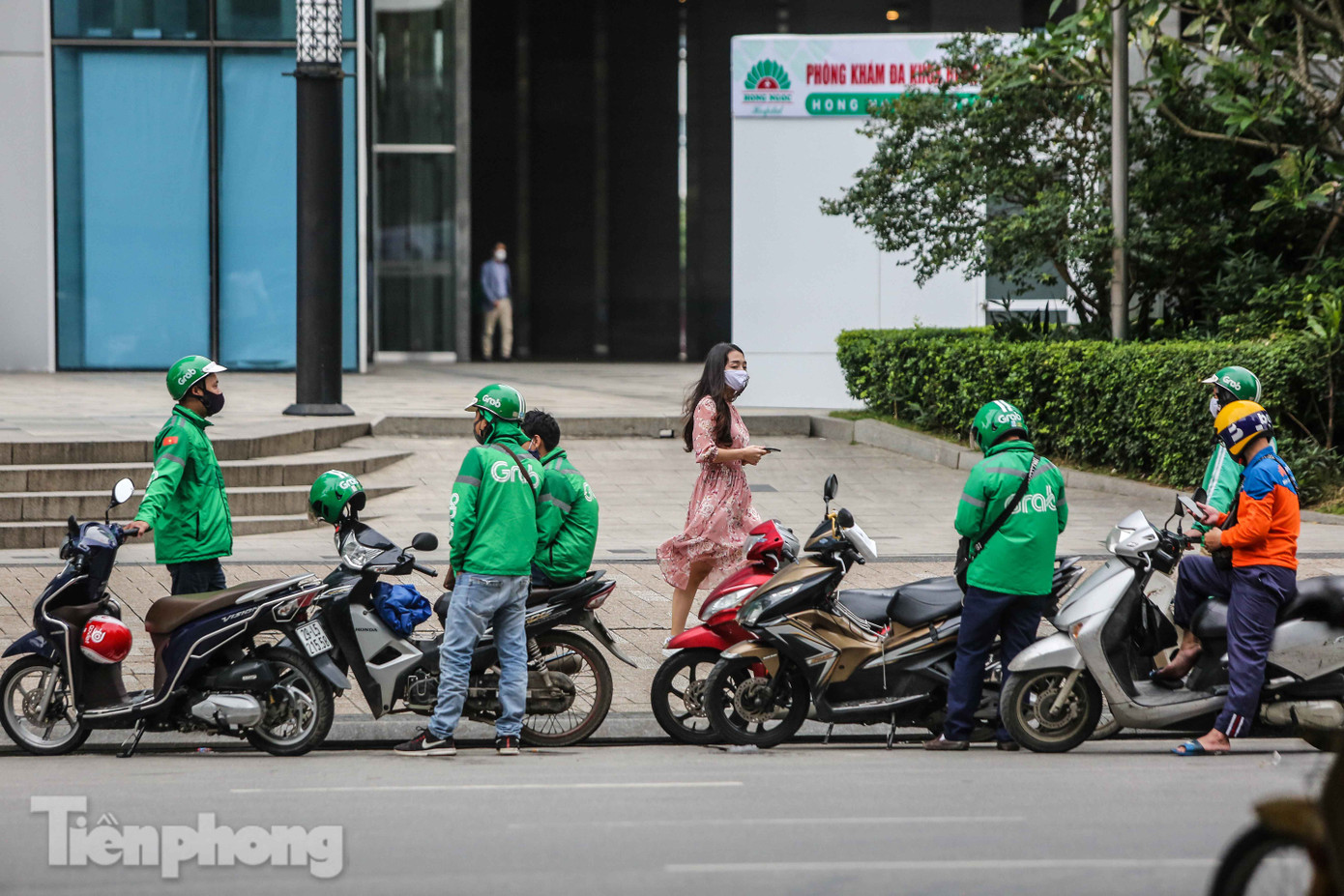 Khu người Hàn ở Hà Nội đông người chơi, tập thể dục bất chấp 'cách ly toàn xã hội' ảnh 9