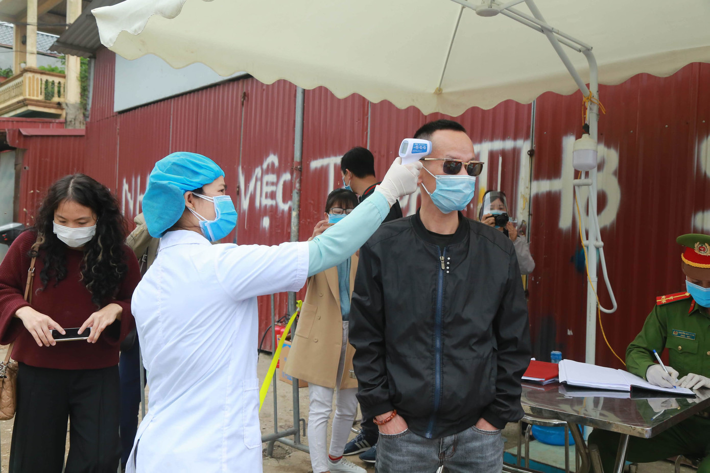 Hạ Lôi xịt khử trùng từng mớ rau, con gà ngày cách ly ảnh 8