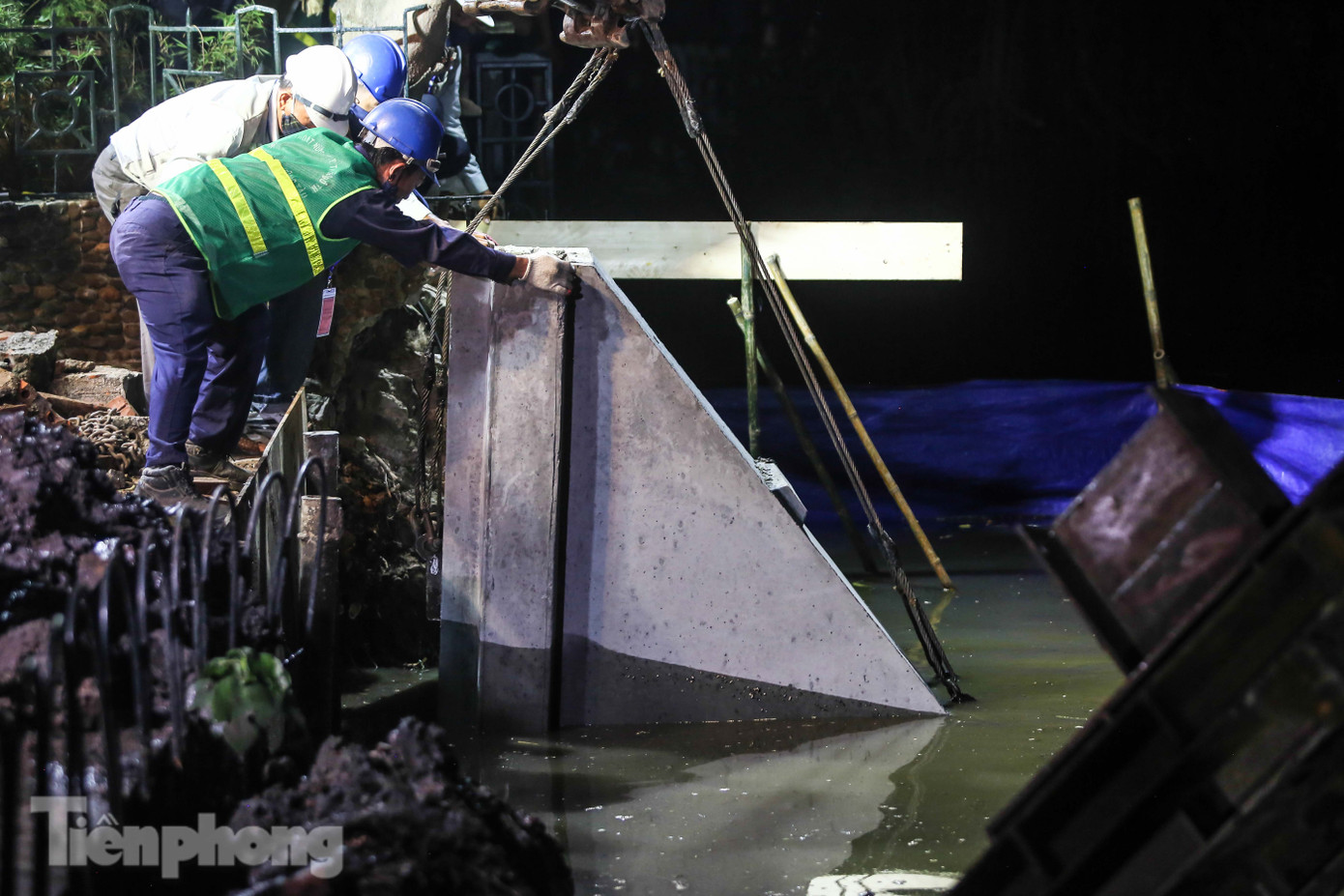 Xuyên đêm cải tạo bờ kè Hồ Gươm bằng khối bê tông cốt sợi đúc sẵn ảnh 13