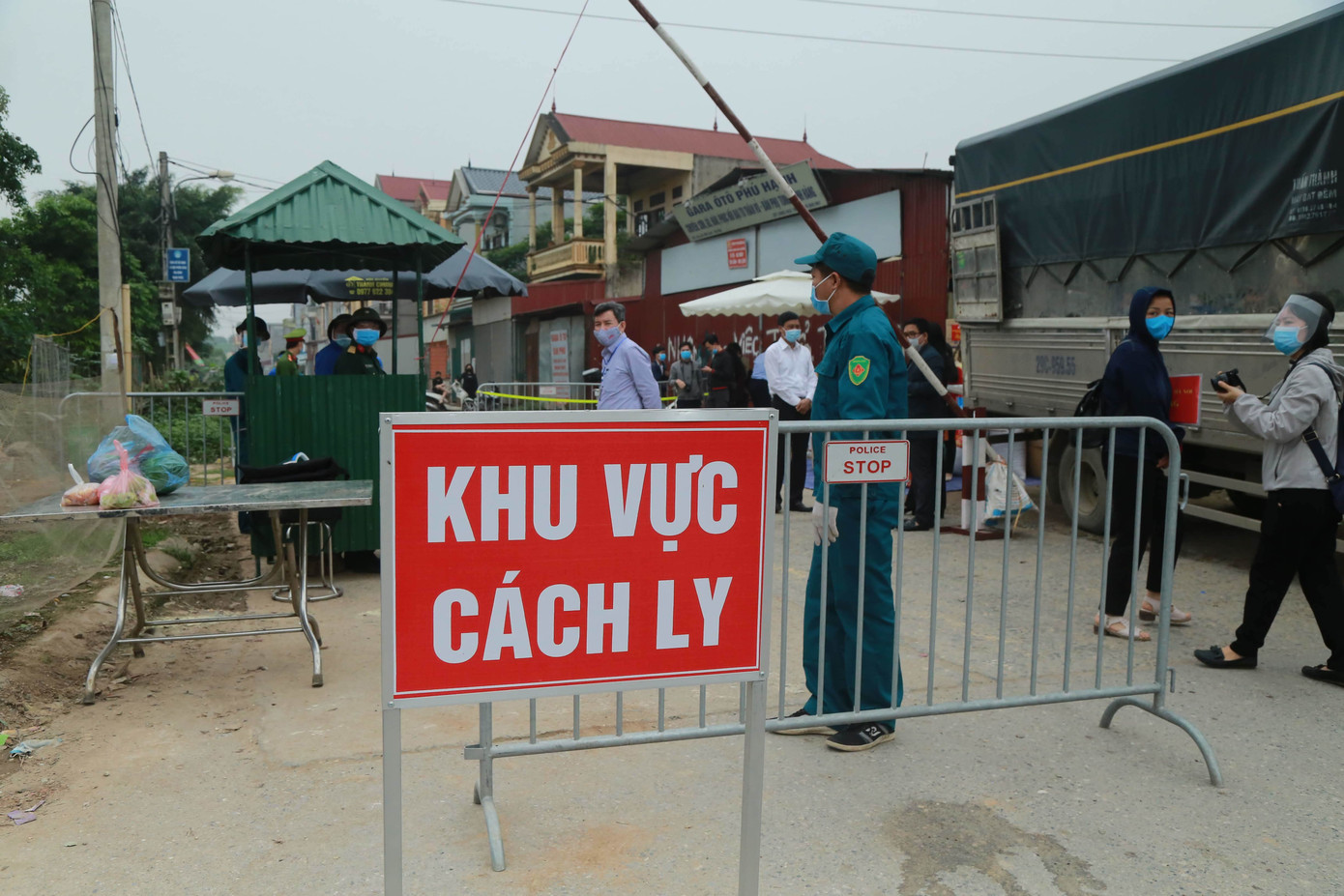 Hạ Lôi xịt khử trùng từng mớ rau, con gà ngày cách ly ảnh 1