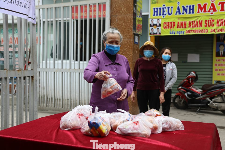 Người dân xếp hàng nhận suất ăn miễn phí trong lúc 'cách ly toàn xã hội' ảnh 10