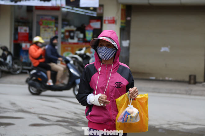 Người dân xếp hàng nhận suất ăn miễn phí trong lúc 'cách ly toàn xã hội' ảnh 9