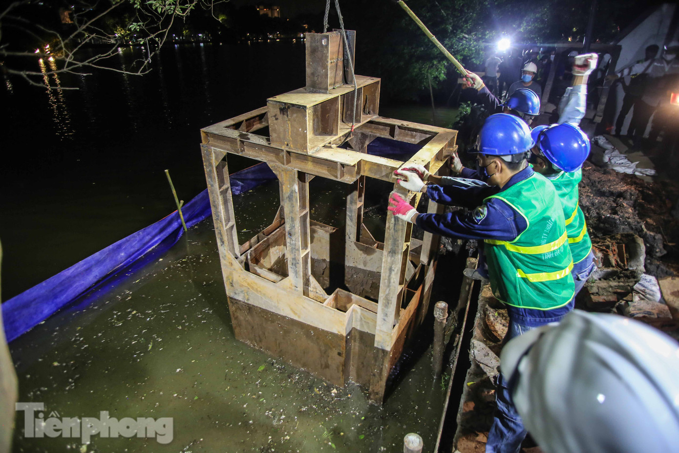 Xuyên đêm cải tạo bờ kè Hồ Gươm bằng khối bê tông cốt sợi đúc sẵn ảnh 8