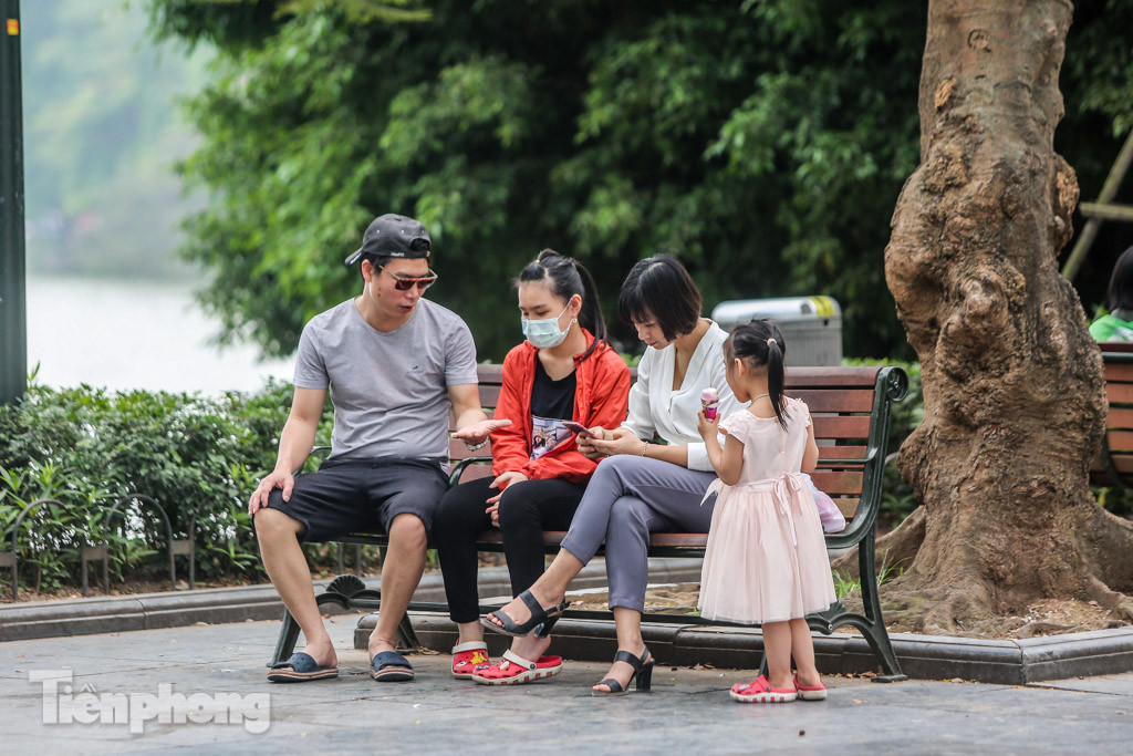 Di tích, công viên Hà Nội vẫn 'ngủ yên' trong dịp nghỉ lễ 30/4 ảnh 7