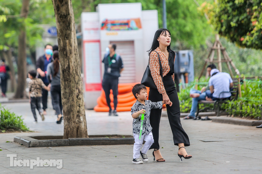 Di tích, công viên Hà Nội vẫn 'ngủ yên' trong dịp nghỉ lễ 30/4 ảnh 8