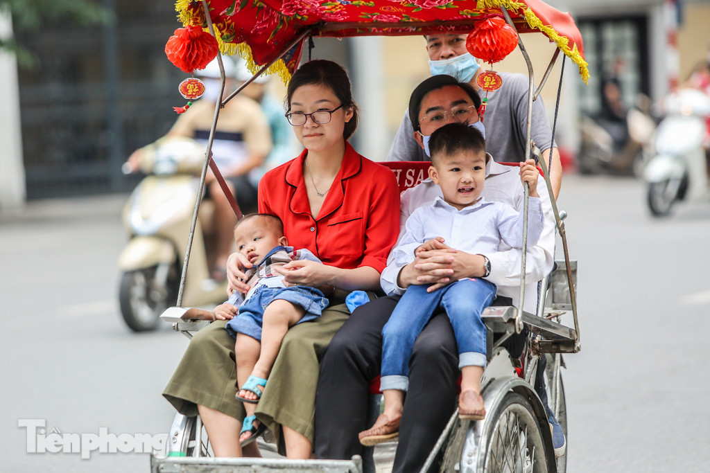 Di tích, công viên Hà Nội vẫn 'ngủ yên' trong dịp nghỉ lễ 30/4 ảnh 6