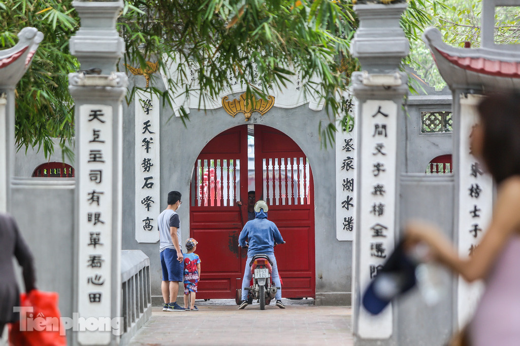 Di tích, công viên Hà Nội vẫn 'ngủ yên' trong dịp nghỉ lễ 30/4 ảnh 5