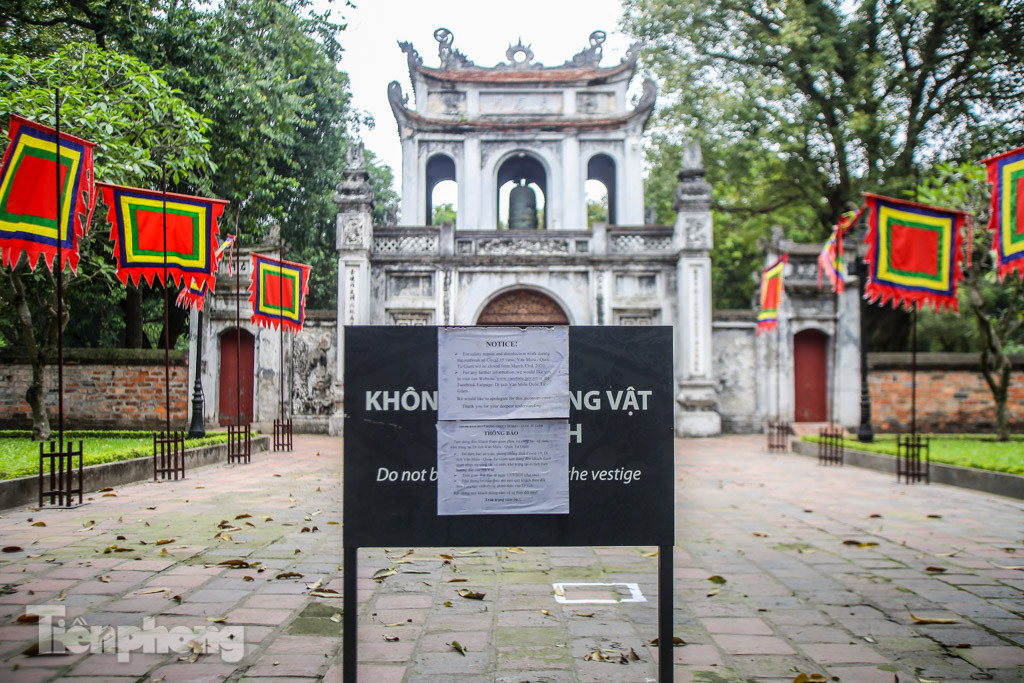 Di tích, công viên Hà Nội vẫn 'ngủ yên' trong dịp nghỉ lễ 30/4 ảnh 2