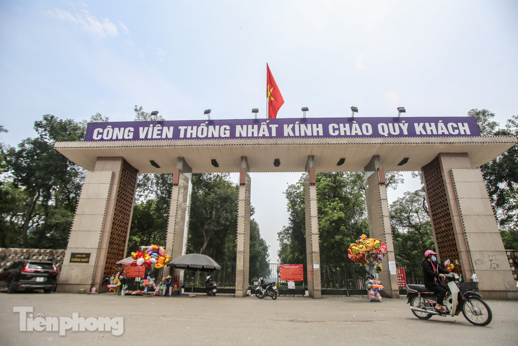 Di tích, công viên Hà Nội vẫn 'ngủ yên' trong dịp nghỉ lễ 30/4 ảnh 13