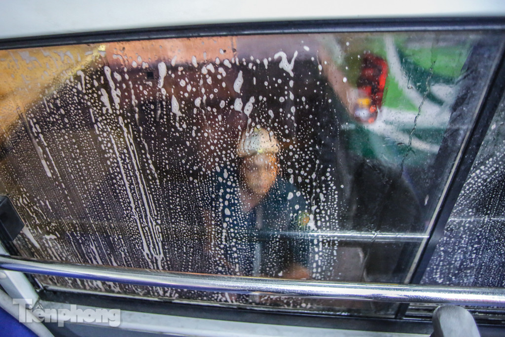 Cận cảnh quy trình vệ sinh, khử khuẩn xe buýt ở Hà Nội ảnh 4