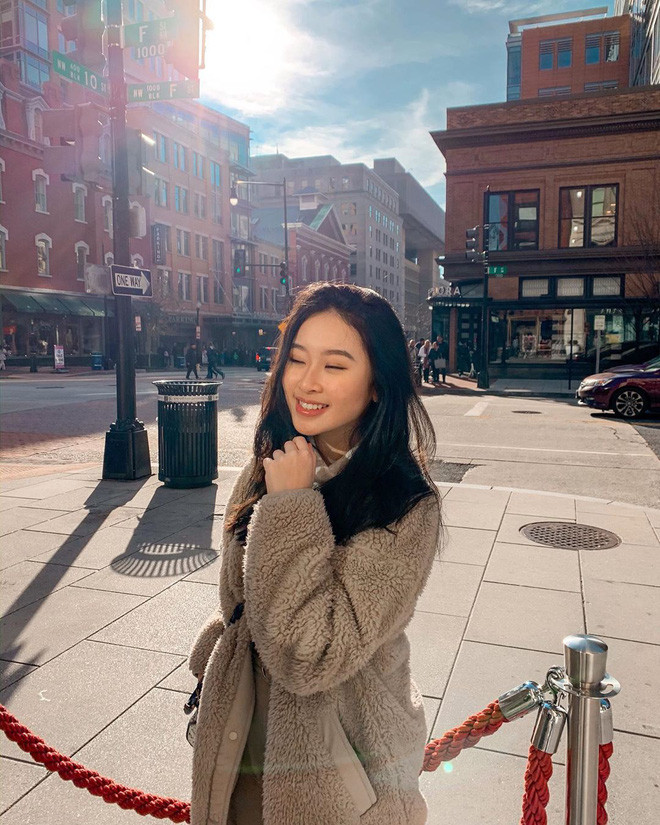 Gái xinh ĐH Yale khoe cả thùng huy chương, giấy khen và bài thi đạt 100 điểm ảnh 1