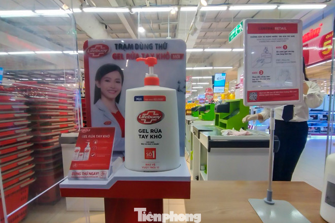 Siêu thị ở Hà Nội dán miếng dấu chân, giữ khoảng cách tối thiểu 2m ảnh 7