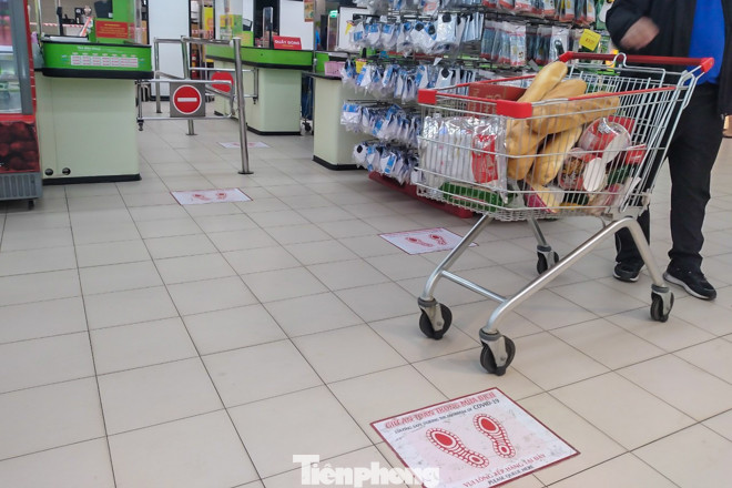 Siêu thị ở Hà Nội dán miếng dấu chân, giữ khoảng cách tối thiểu 2m ảnh 4