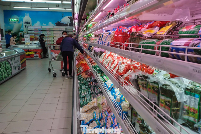 Siêu thị ở Hà Nội dán miếng dấu chân, giữ khoảng cách tối thiểu 2m ảnh 10