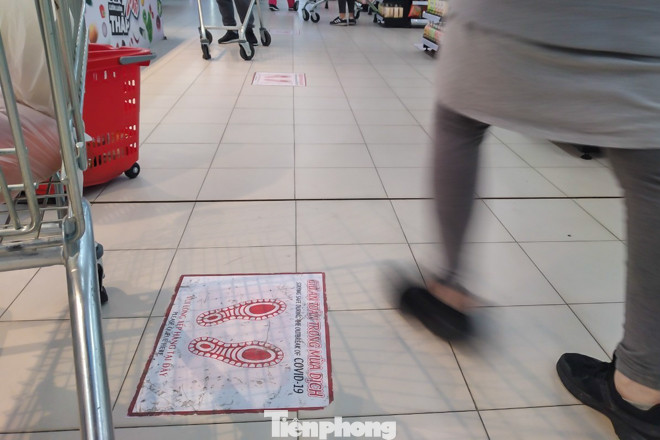 Siêu thị ở Hà Nội dán miếng dấu chân, giữ khoảng cách tối thiểu 2m ảnh 2