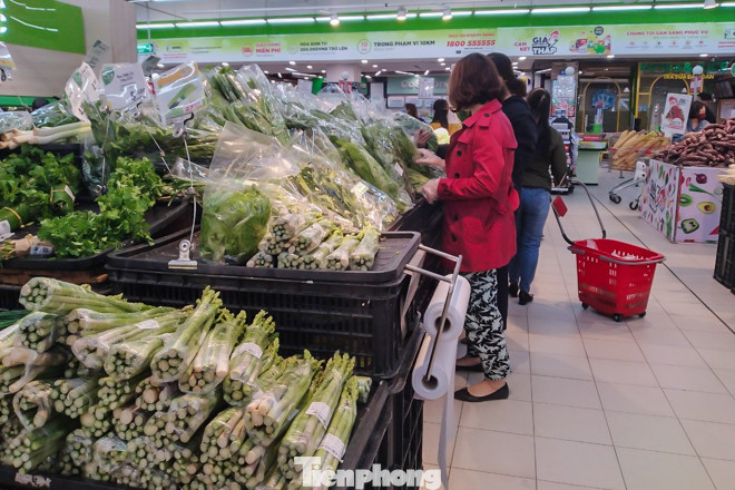 Siêu thị ở Hà Nội dán miếng dấu chân, giữ khoảng cách tối thiểu 2m ảnh 11