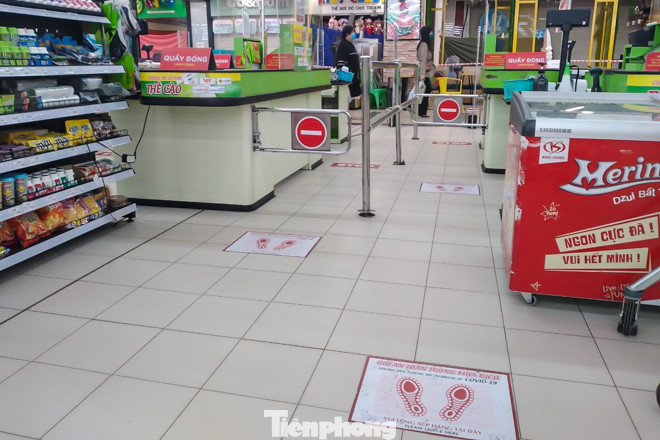 Siêu thị ở Hà Nội dán miếng dấu chân, giữ khoảng cách tối thiểu 2m ảnh 1
